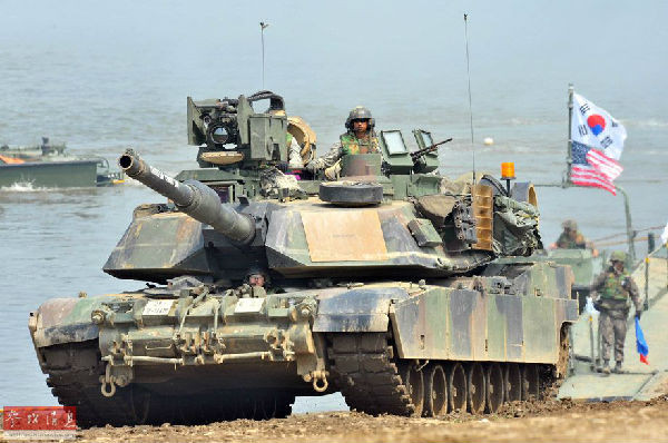Lực lượng bọc thép Mỹ-Hàn tổ chức diễn tập quân sự liên hợp. Trong hình là xe tăng M1A2 Mỹ qua sông Lực lượng bọc thép Mỹ-Hàn tổ chức diễn tập quân sự liên hợp. Trong hình là xe tăng M1A2 Mỹ qua sông