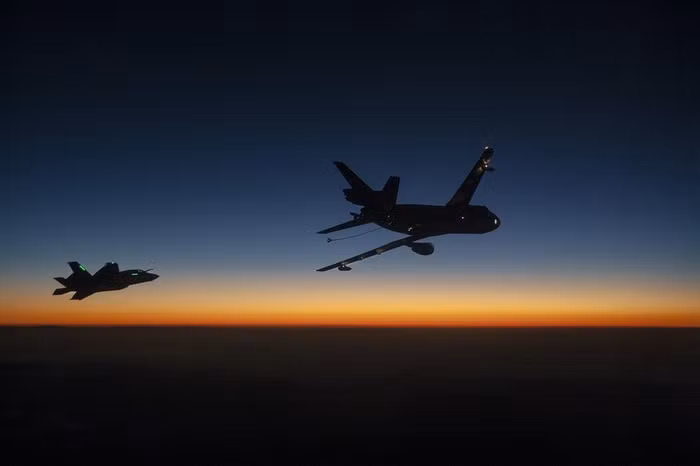 Máy bay chiến đấu F-35B Mỹ tiếp dầu trên không (ảnh minh họa, nguồn Thời báo Hoàn Cầu, TQ)