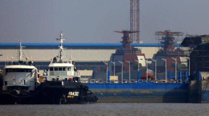 Tàu khu trục Type 052D số 5 và 6 ở nhà máy đóng tàu (nguồn mạng sina TQ) Tàu khu trục Type 052D số 5 và 6 ở nhà máy đóng tàu (nguồn mạng sina TQ)