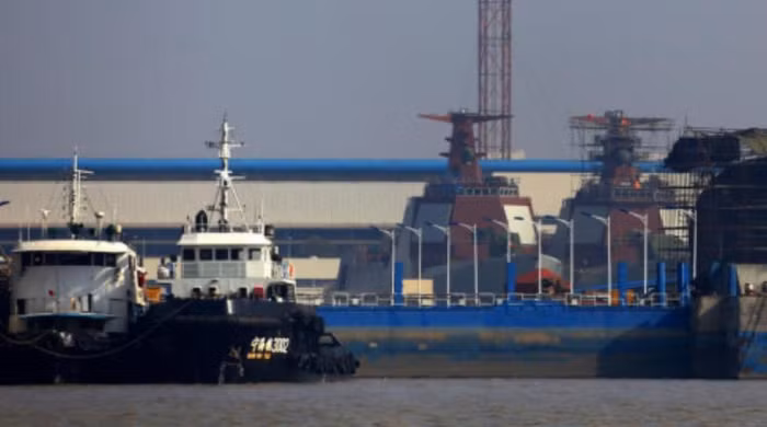 Tàu khu trục Type 052D số 5 và 6 ở nhà máy đóng tàu (nguồn mạng sina TQ)