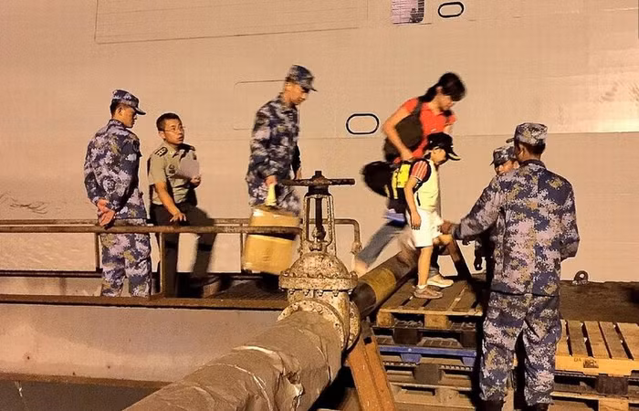 Tàu hộ vệ Lâm Nghi của biên đội hộ tống tốp thứ 19 Hải quân Trung Quốc rút công dân nước này từ Yemen đến Djibouti