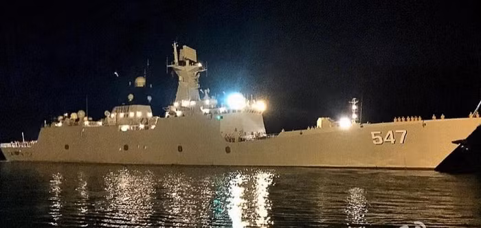 Tàu hộ vệ Lâm Nghi của biên đội hộ tống tốp thứ 19 Hải quân Trung Quốc rút công dân nước này từ Yemen đến Djibouti