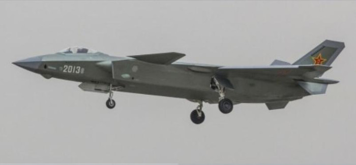 Máy bay chiến đấu J-20 trung Quốc bay thử (nguồn mạng sina tháng 4 năm 2015)