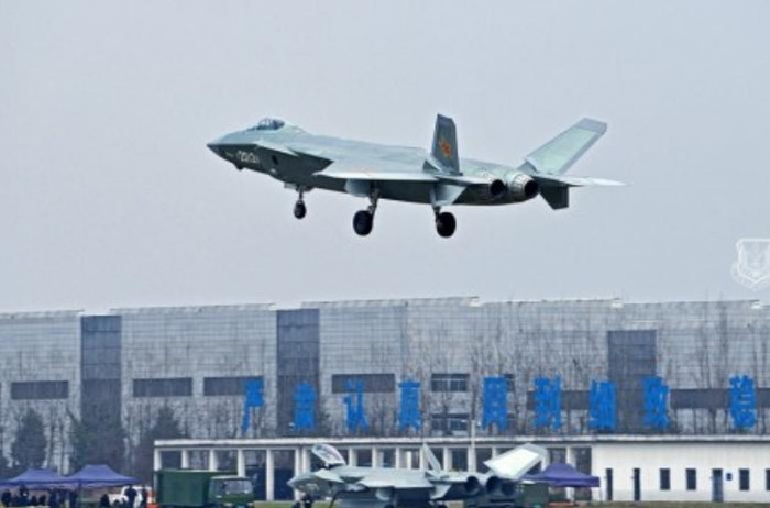 Máy bay chiến đấu J-20 trung Quốc bay thử (nguồn mạng sina tháng 4 năm 2015)
