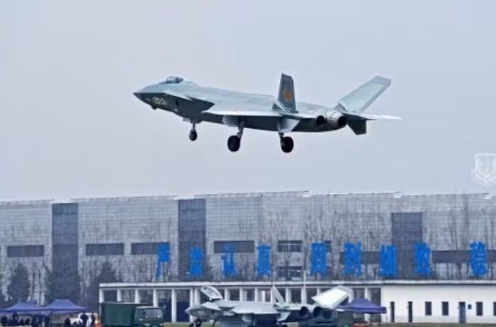 Máy bay chiến đấu J-20 trung Quốc bay thử (nguồn mạng sina tháng 4 năm 2015)