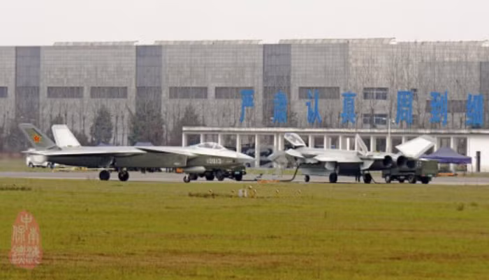 Máy bay chiến đấu J-20 trung Quốc bay thử (nguồn mạng sina tháng 4 năm 2015)