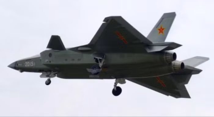 Máy bay chiến đấu J-20 trung Quốc bay thử (nguồn mạng sina tháng 4 năm 2015)