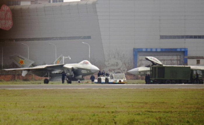 Máy bay chiến đấu J-20 trung Quốc bay thử (nguồn mạng sina tháng 4 năm 2015)