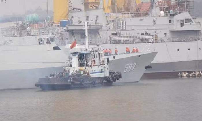 Tàu hộ vệ hạng nhẹ Khâm Châu số hiệu 597 của Quân đội Trung Quốc đóng ở Hồng Kông quay trở lại nhà máy đóng tàu để tiến hành bảo trì.