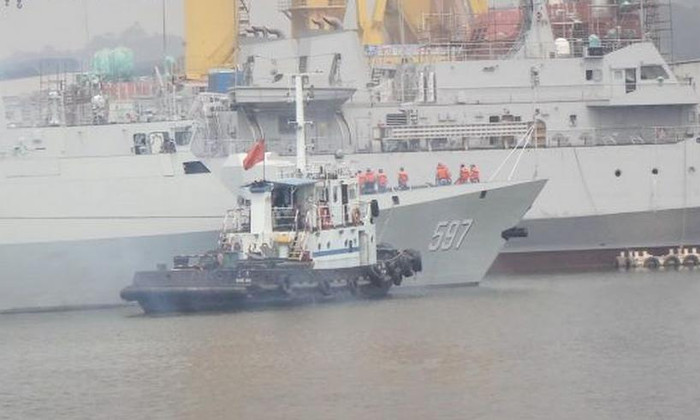 Tàu hộ vệ hạng nhẹ Khâm Châu số hiệu 597 của Quân đội Trung Quốc đóng ở Hồng Kông quay trở lại nhà máy đóng tàu để tiến hành bảo trì. Tàu hộ vệ hạng nhẹ Khâm Châu số hiệu 597 của Quân đội Trung Quốc đóng ở Hồng Kông quay trở lại nhà máy đóng tàu để tiến hành bảo trì.