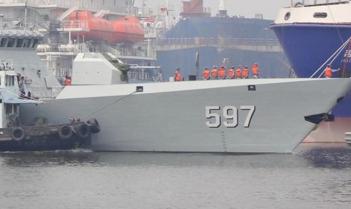 Tàu hộ vệ hạng nhẹ Khâm Châu số hiệu 597 của Quân đội Trung Quốc đóng ở Hồng Kông quay trở lại nhà máy đóng tàu để tiến hành bảo trì. Tàu hộ vệ hạng nhẹ Khâm Châu số hiệu 597 của Quân đội Trung Quốc đóng ở Hồng Kông quay trở lại nhà máy đóng tàu để tiến hành bảo trì.