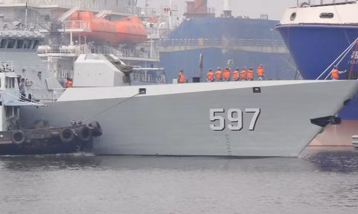 Tàu hộ vệ hạng nhẹ Khâm Châu số hiệu 597 của Quân đội Trung Quốc đóng ở Hồng Kông quay trở lại nhà máy đóng tàu để tiến hành bảo trì.