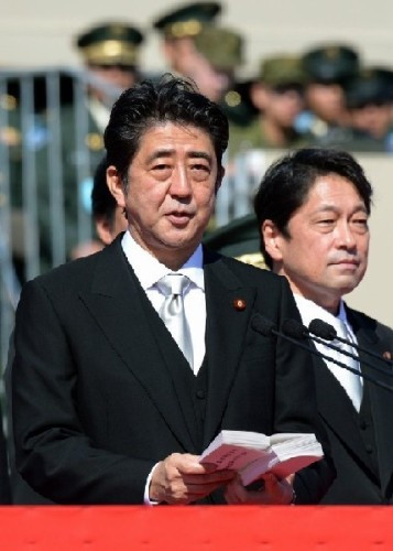 Thủ tướng Nhật Bản Shinzo Abe tham gia duyệt binh (ảnh tư liệu) Thủ tướng Nhật Bản Shinzo Abe tham gia duyệt binh (ảnh tư liệu)