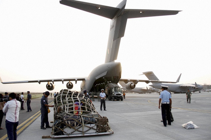 Ngày 26 tháng 4 năm 2015, máy bay vận tải chiến lược C-17 Không quân Ấn Độ vật chuyển vật tư đến Kathmandu Ngày 26 tháng 4 năm 2015, máy bay vận tải chiến lược C-17 Không quân Ấn Độ vật chuyển vật tư đến Kathmandu