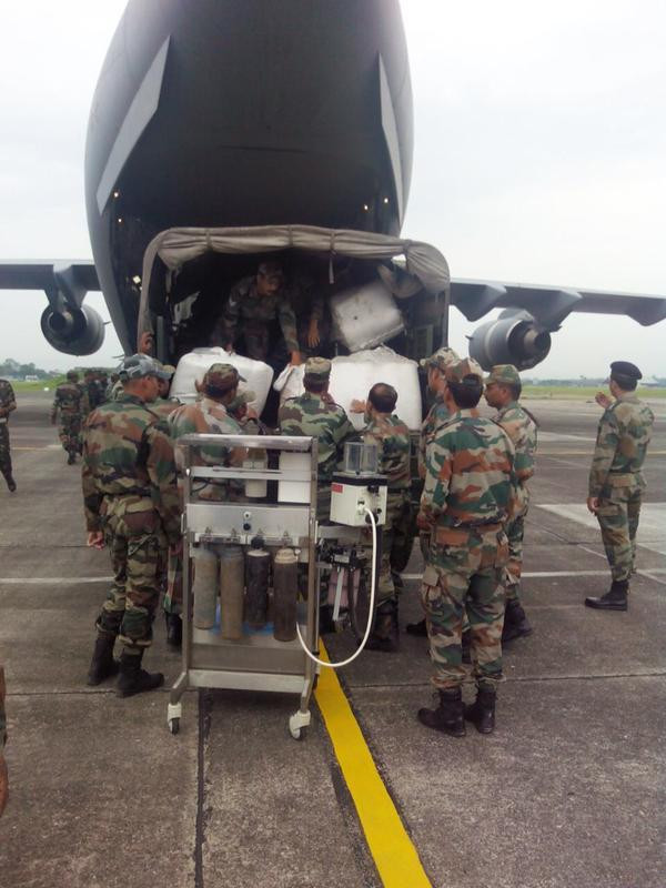 Ngày 26 tháng 4 năm 2015, máy bay vận tải chiến lược C-17 Không quân Ấn Độ vật chuyển vật tư đến Kathmandu Ngày 26 tháng 4 năm 2015, máy bay vận tải chiến lược C-17 Không quân Ấn Độ vật chuyển vật tư đến Kathmandu