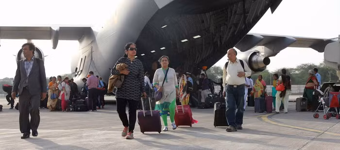 Ngày 26 tháng 4 năm 2015, máy bay vận tải chiến lược C-17 Không quân Ấn Độ vật chuyển các nạn nhân động đất về New Delhi