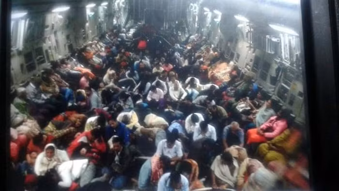 Ngày 26 tháng 4 năm 2015, máy bay vận tải chiến lược C-17 Không quân Ấn Độ vật chuyển các nạn nhân động đất về New Delhi