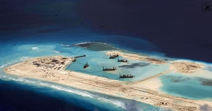 Hình ảnh đá Chữ Thập thuộc quần đảo Trường Sa của Việt Nam trên báo Đức, trong hình nhìn thấy rõ các tàu Trung Quốc đang hoạt động phi pháp