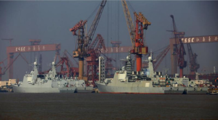 4 tàu khu trục Type 052C/D đậu ở bến tàu lắp thiết bị (nguồn mạng sina TQ) 4 tàu khu trục Type 052C/D đậu ở bến tàu lắp thiết bị (nguồn mạng sina TQ)