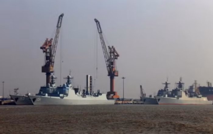 4 tàu khu trục Type 052C/D đậu ở bến tàu lắp thiết bị (nguồn mạng sina TQ)