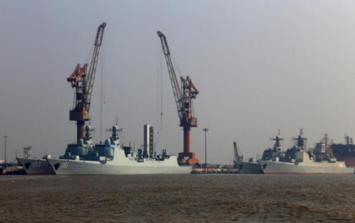 4 tàu khu trục Type 052C/D đậu ở bến tàu lắp thiết bị (nguồn mạng sina TQ) 4 tàu khu trục Type 052C/D đậu ở bến tàu lắp thiết bị (nguồn mạng sina TQ)