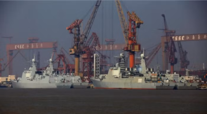 4 tàu khu trục Type 052C/D đậu ở bến tàu lắp thiết bị (nguồn mạng sina TQ)