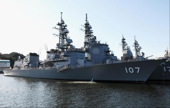 Tàu khu trục Ikazuchi Nhật Bản dài 151 m, rộng 17,4 m, mớn nước 5,2 m, lượng giãn nước tiêu chuẩn 4.400 tấn, lượng giãn nước đầy 5.100 tấn. Tàu Ikazuchi là tàu khu trục tên lửa đa năng có năng lực tác chiến tổng hợp rất mạnh, lấy săn ngầm làm chính. Tàu Ikazuchi có thể dùng để săn ngầm và tấn công tàu chiến mặt nước, có khả năng phòng thủ nhất định đối với các mối đe dọa trên không; mức độ tự động hóa rất cao, biên chế 170 người. Tàu khu trục Ikazuchi Nhật Bản dài 151 m, rộng 17,4 m, mớn nước 5,2 m, lượng giãn nước tiêu chuẩn 4.400 tấn, lượng giãn nước đầy 5.100 tấn. Tàu Ikazuchi là tàu khu trục tên lửa đa năng có năng lực tác chiến tổng hợp rất mạnh, lấy săn ngầm làm chính. Tàu Ikazuchi có thể dùng để săn ngầm và tấn công tàu chiến mặt nước, có khả năng phòng thủ nhất định đối với các mối đe dọa trên không; mức độ tự động hóa rất cao, biên chế 170 người.