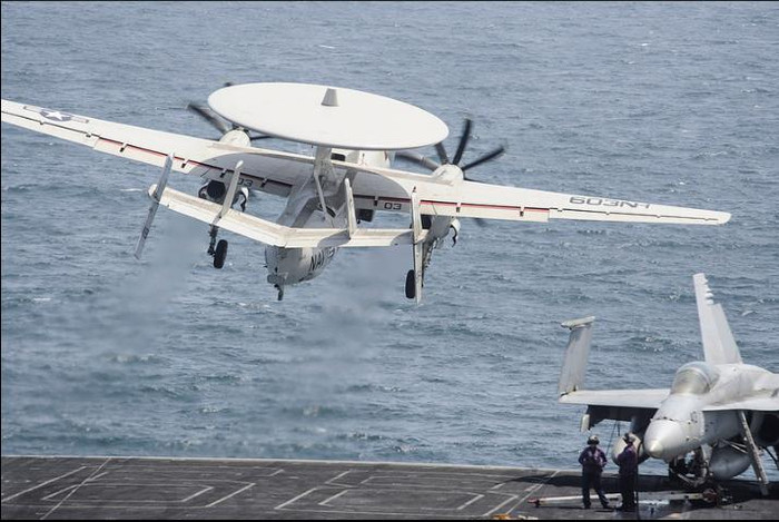 Máy bay cảnh báo sớm E-2C Hawkeye trên tàu sân bay USS Nimitz, Hải quân Mỹ Máy bay cảnh báo sớm E-2C Hawkeye trên tàu sân bay USS Nimitz, Hải quân Mỹ