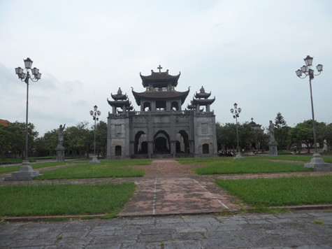 Nhà thờ được xây dựng với trình độ kỹ thuật và điều kiện giao thông của những năm cuối thế kỷ 19. Từ hướng Nam đi vào nhà thờ Phát Diệm gồm các phần: Ao hồ, Phương Ðình, Nhà thờ lớn, ba hang đá nhân tạo và nhà thờ đá (Ảnh: Phạm Hải). Nhà thờ được xây dựng với trình độ kỹ thuật và điều kiện giao thông của những năm cuối thế kỷ 19. Từ hướng Nam đi vào nhà thờ Phát Diệm gồm các phần: Ao hồ, Phương Ðình, Nhà thờ lớn, ba hang đá nhân tạo và nhà thờ đá (Ảnh: Phạm Hải).
