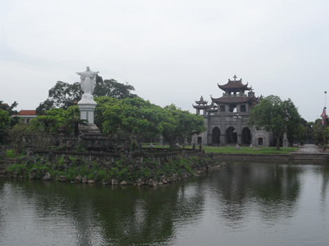 Phía trước nhà thờ là Ao hồ, đây là một hồ nước hình chữ nhật, rộng khoảng 4 ha, được kè đá xung quanh nằm trực diện với con đường từ thị trấn Phát Diệm dẫn vào nhà thờ. Giữa hồ là một hòn đảo trên đó có bức tượng Chúa (Ảnh: Phạm Hải). Phía trước nhà thờ là Ao hồ, đây là một hồ nước hình chữ nhật, rộng khoảng 4 ha, được kè đá xung quanh nằm trực diện với con đường từ thị trấn Phát Diệm dẫn vào nhà thờ. Giữa hồ là một hòn đảo trên đó có bức tượng Chúa (Ảnh: Phạm Hải).