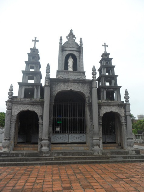 Nhà thờ đá Phát Diệm được đánh giá là một trong những nhà thờ đẹp nhất Việt Nam. Đây là một công trình lớn, là nhà thờ chính tòa của giáo phận Phát Diệm rộng lớn ở phía bắc Việt Nam. Nhà thờ được xây dựng toàn bằng đá và gỗ (Ảnh: Phạm Hải). Nhà thờ đá Phát Diệm được đánh giá là một trong những nhà thờ đẹp nhất Việt Nam. Đây là một công trình lớn, là nhà thờ chính tòa của giáo phận Phát Diệm rộng lớn ở phía bắc Việt Nam. Nhà thờ được xây dựng toàn bằng đá và gỗ (Ảnh: Phạm Hải).