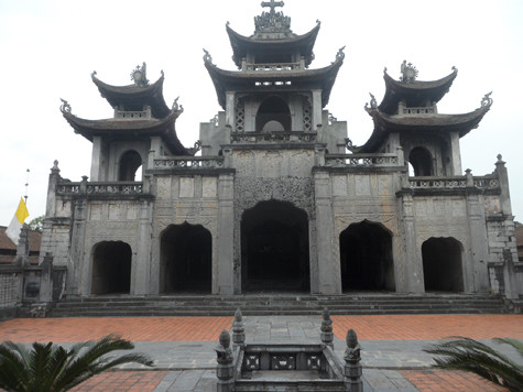 Nhà thờ chính tòa Phát Diệm (còn gọi là Nhà thờ đá Phát Diệm) là một quần thể nhà thờ Công giáo rộng khoảng 22 ha, nằm tại thị trấn Phát Diệm, huyện Kim Sơn, tỉnh Ninh Bình (Ảnh: Phạm Hải). Nhà thờ chính tòa Phát Diệm (còn gọi là Nhà thờ đá Phát Diệm) là một quần thể nhà thờ Công giáo rộng khoảng 22 ha, nằm tại thị trấn Phát Diệm, huyện Kim Sơn, tỉnh Ninh Bình (Ảnh: Phạm Hải).