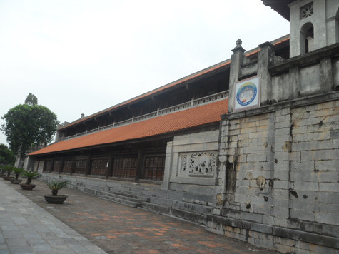 Nhà thờ Phát Diệm được khởi công vào năm 1875 và đến năm 1898 thì cơ bản hoàn thành. Nét độc đáo của công trình này ở chỗ: mặc dù là nhà thờ Công giáo nhưng được mô phỏng theo những nét kiến trúc đình chùa truyền thống của Việt Nam (Ảnh: Phạm Hải). Nhà thờ Phát Diệm được khởi công vào năm 1875 và đến năm 1898 thì cơ bản hoàn thành. Nét độc đáo của công trình này ở chỗ: mặc dù là nhà thờ Công giáo nhưng được mô phỏng theo những nét kiến trúc đình chùa truyền thống của Việt Nam (Ảnh: Phạm Hải).