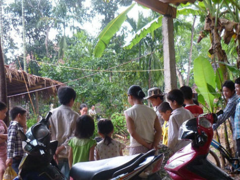 Rất nhiều người dân đổ xô đi bắt rồi mang đỉa đến bán.