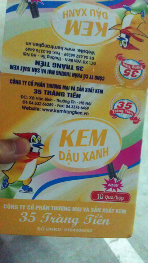 Sản phẩm kem Tràng Tiền của công ty cổ phần thương mại và sản xuất kem 35 Tràng Tiền có hình chú chim cánh cụt trên thân hộp đựng kem được mua từ một siêu thị mini