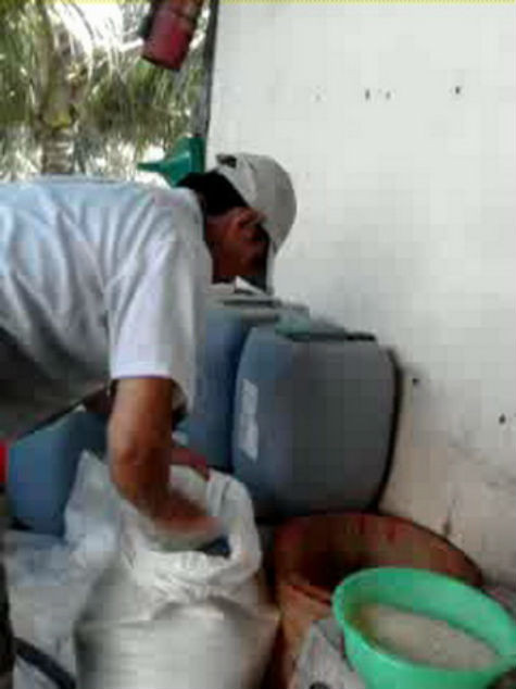 Công nhân dùng thuốc tẩy (ClO2) để tẩy trắng thạch dừa thô - Ảnh: Hữu Khoa Công nhân dùng thuốc tẩy (ClO2) để tẩy trắng thạch dừa thô - Ảnh: Hữu Khoa