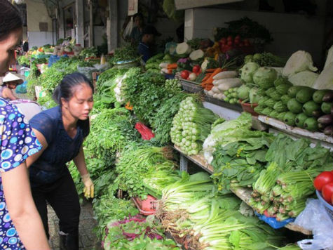 Các hàng rau củ quả ở nhiều chợ vắng hẳn khách hàng. Các hàng rau củ quả ở nhiều chợ vắng hẳn khách hàng.