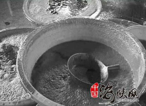 Huyết vịt là thành phần quan trọng trong ẩm thực ở Trung quốc. Huyết gà, vịt đắt hơn huyết lợn và thường được thêm vào các món canh. Tờ Tin tức Bắc Kinh cho hay, Nhà máy chế biến thịt số 5 và công ty TNHH Zhongrui đã làm hợp đồng với các cửa hàng của công ty Daoxiangcun để chế biết huyết vịt trái phép. Huyết vịt là thành phần quan trọng trong ẩm thực ở Trung quốc. Huyết gà, vịt đắt hơn huyết lợn và thường được thêm vào các món canh. Tờ Tin tức Bắc Kinh cho hay, Nhà máy chế biến thịt số 5 và công ty TNHH Zhongrui đã làm hợp đồng với các cửa hàng của công ty Daoxiangcun để chế biết huyết vịt trái phép.