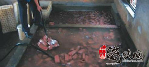 Một người họ Li – Từng là nhân viên chế biến huyết vịt tại nhà máy Zhongrui cho biết, nhà máy sản xuất 150kg huyết vịt đông/ngày. Nơi làm việc chỉ 30m2 và các phần huyết vịt đông được chất đống trong thùng sắt lớn, xung quanh là nước thải. Ông cũng cho biết, nhà máy này cũng cung cấp huyết vịt giả cho các siêu thị, nhà hàng địa phương. “Hầu hết huyết vịt được làm từ huyết lợn. Bạn khó có thể phân biệt chúng”, ông nói thêm. Một người họ Li – Từng là nhân viên chế biến huyết vịt tại nhà máy Zhongrui cho biết, nhà máy sản xuất 150kg huyết vịt đông/ngày. Nơi làm việc chỉ 30m2 và các phần huyết vịt đông được chất đống trong thùng sắt lớn, xung quanh là nước thải. Ông cũng cho biết, nhà máy này cũng cung cấp huyết vịt giả cho các siêu thị, nhà hàng địa phương. “Hầu hết huyết vịt được làm từ huyết lợn. Bạn khó có thể phân biệt chúng”, ông nói thêm.