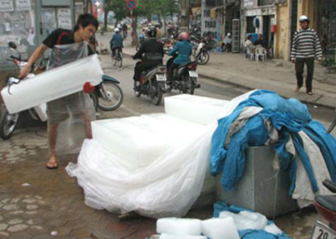 Từng cây đá bán lẻ được để vỉa hè, thậm chí dưới nền gạch. Từng cây đá bán lẻ được để vỉa hè, thậm chí dưới nền gạch.