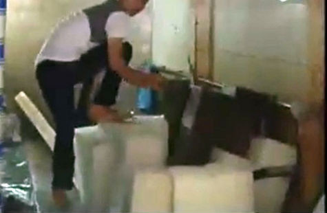 Người làm đá giẫm đạp cả lên những cây đá trong kho Người làm đá giẫm đạp cả lên những cây đá trong kho