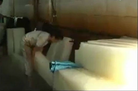 Khu vực trữ đá cáu bẩn, đá cây ngổn ngang dưới sàn Khu vực trữ đá cáu bẩn, đá cây ngổn ngang dưới sàn