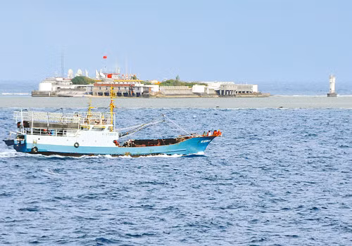 Tàu cá Trung Quốc hoạt động trái phép ở vùng biển quần đảo Trường Sa của Việt Nam