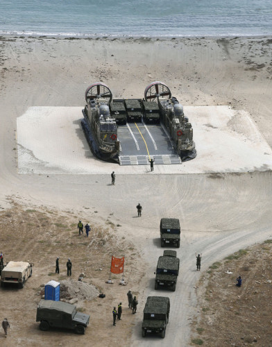 Lực lượng Phòng vệ Nhật Bản diễn tập đổ bộ (ảnh tư liệu) Lực lượng Phòng vệ Nhật Bản diễn tập đổ bộ (ảnh tư liệu)