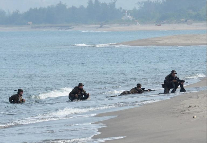 Ngày 9 tháng 5 năm 2014, Mỹ và Philippines tiến hành tập trận đổ bộ ở Biển Đông (nguồn mạng quân sự sina Trung Quốc)