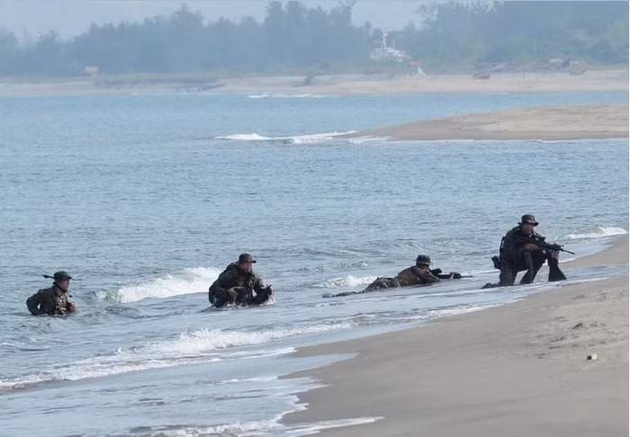 Ngày 9 tháng 5 năm 2014, Mỹ và Philippines tiến hành tập trận đổ bộ ở Biển Đông (nguồn mạng quân sự sina Trung Quốc)