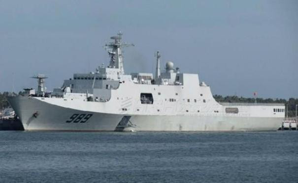 Tàu đổ bộ cỡ lớn Trường Bạch Sơn số hiệu 989 Type 071 của Hạm đội Nam Hải, Hải quân Trung Quốc. Trung Quốc mới chế được 3 chiếc loại này và triển khai toàn bộ ở Biển Đông (ảnh tư liệu) Tàu đổ bộ cỡ lớn Trường Bạch Sơn số hiệu 989 Type 071 của Hạm đội Nam Hải, Hải quân Trung Quốc. Trung Quốc mới chế được 3 chiếc loại này và triển khai toàn bộ ở Biển Đông (ảnh tư liệu)