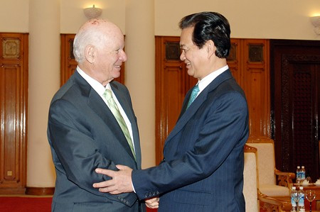Được biết, Thượng nghị sĩ Mỹ Benjamin Cardin (trái) sẽ đưa vấn đề giàn khoan 981 ra Đối thoại Shangri-La Được biết, Thượng nghị sĩ Mỹ Benjamin Cardin (trái) sẽ đưa vấn đề giàn khoan 981 ra Đối thoại Shangri-La