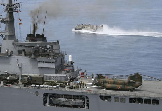 Tàu chiến Nhật Bản tiến hành diễn tập đổ bộ đoạt đảo ở Mỹ (ảnh tư liệu) Tàu chiến Nhật Bản tiến hành diễn tập đổ bộ đoạt đảo ở Mỹ (ảnh tư liệu)