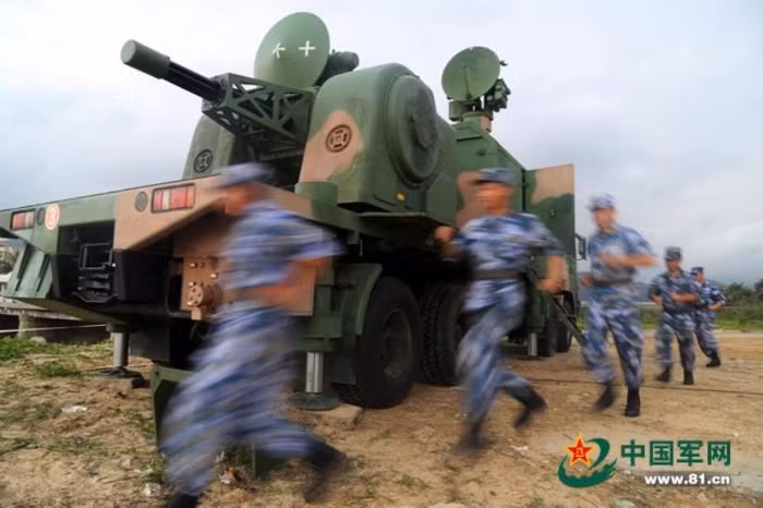 Tân Hoa xã ngày 10 tháng 5 năm 2014 đưa tin cho biết, vào ngày 7 tháng 5 năm 2014, một lữ đoàn phòng không Hạm đội Nam Hải đã tiến hành tập trận bắn đạn thật